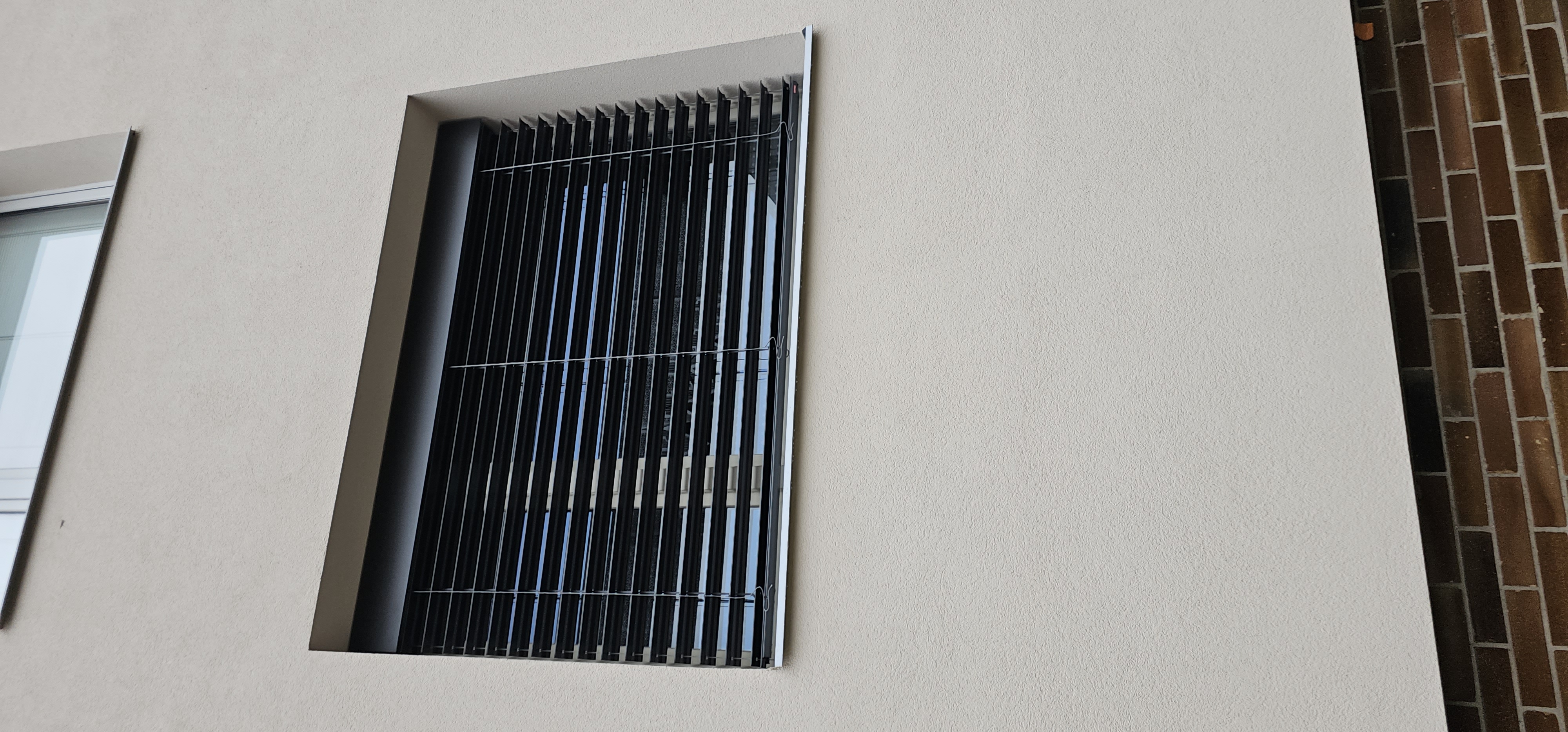 Lamelové stínění na budově – inspirace 7